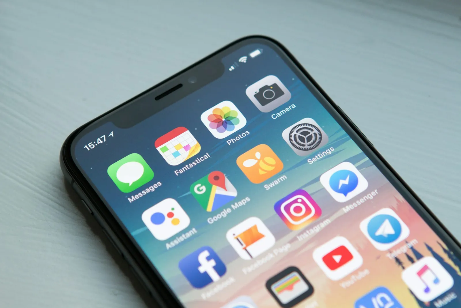 公式LINEのリッチメニューを操作するスマートフォン